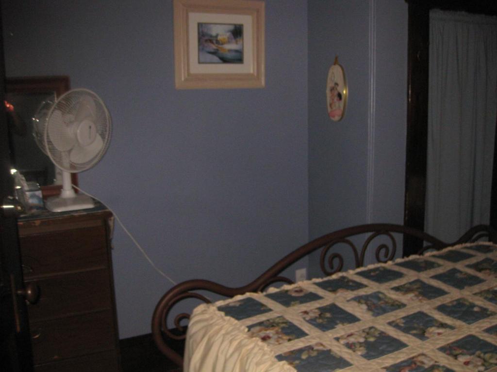 Maison Mckenzie House Campbellton Room photo